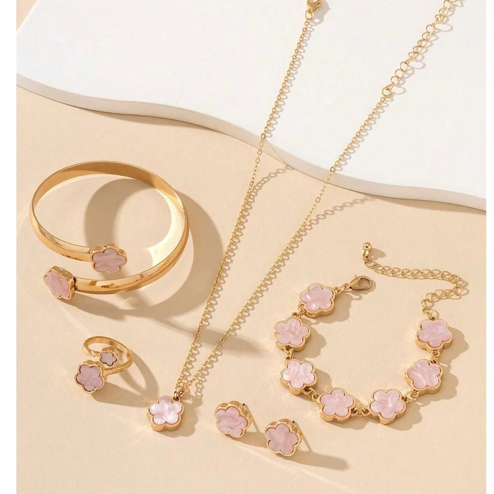 Luxe Gold Tone Flower Necklace Ring Jewelry Set - Picture 6 of 6